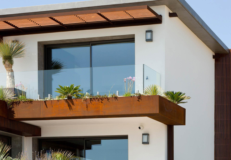 Exterior & Views