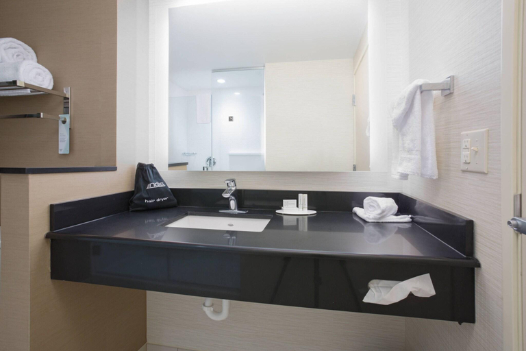 Bathroom, Fairfield Inn & Suites Burlington, Kit Carson