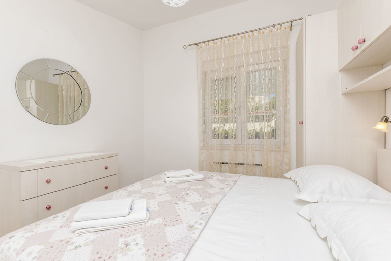Bedroom 1, Villa Maja, Okrug