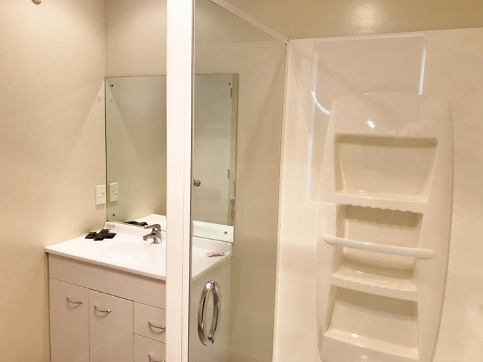 Bathroom 4, Phoenix Motels, Timaru