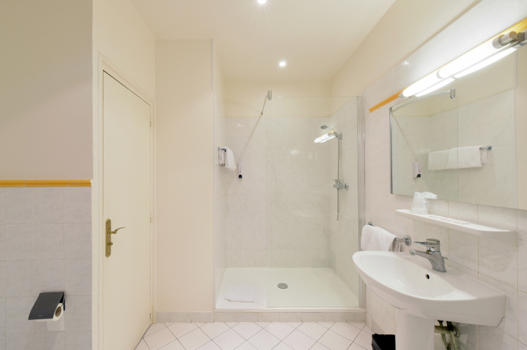 Bathroom 5, Hotel Richmond Gare du Nord, Paris