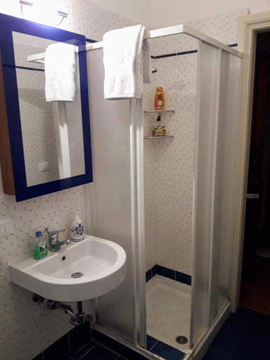 Bathroom 2, Il Campanile Suites, Pisa