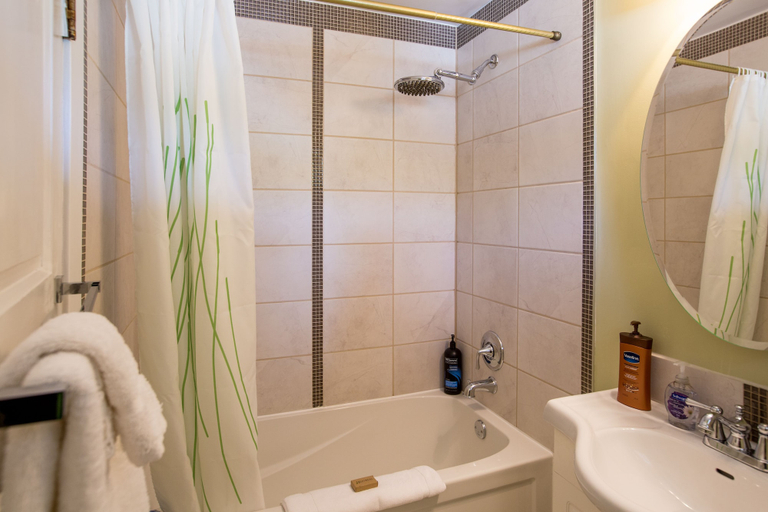 Bathroom 3, Heartwood Inn, Division No. 5
