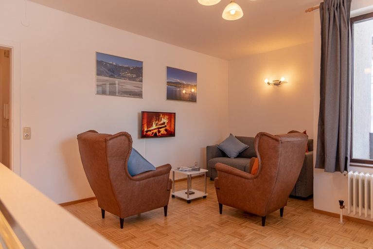 Room 2, Apartment Six T Nine Balcony Near ski Lift, Zell am See