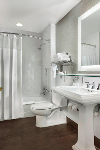 Bathroom 4, Courtyard St. Louis Downtown/Convention Center, Saint Louis