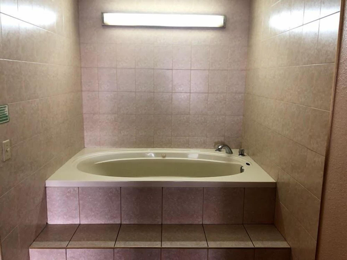 Bathroom 5, Legacy Inn Sumner, Sumner