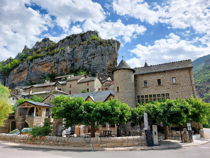 Exterior & Views 1, Hotel-Restaurant Le Manoir De Montesquiou, Lozère