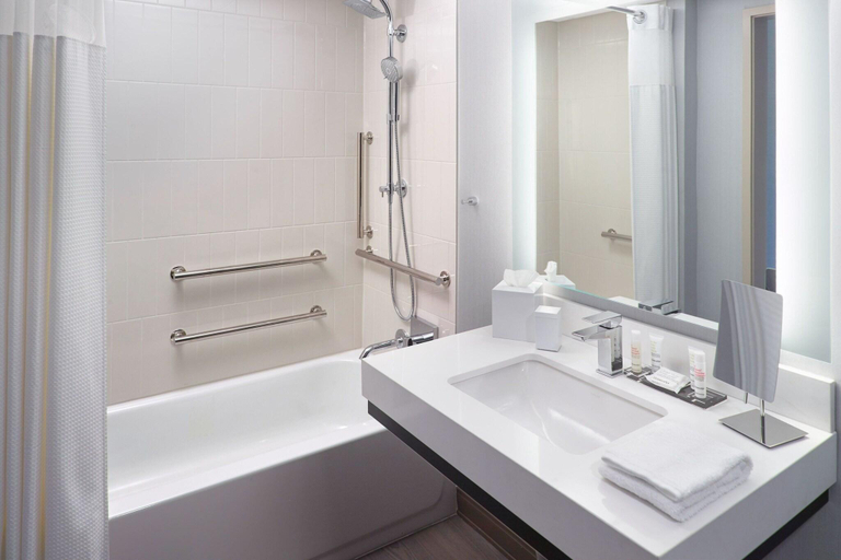 Bathroom 5, Marriott Knoxville Downtown, Knox