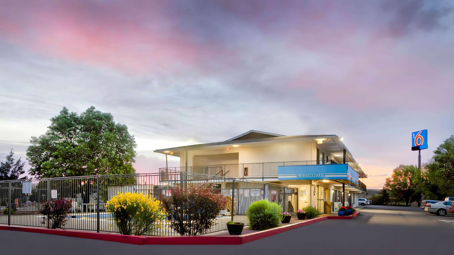 Exterior & Views, Motel 6-Gallup, NM, McKinley