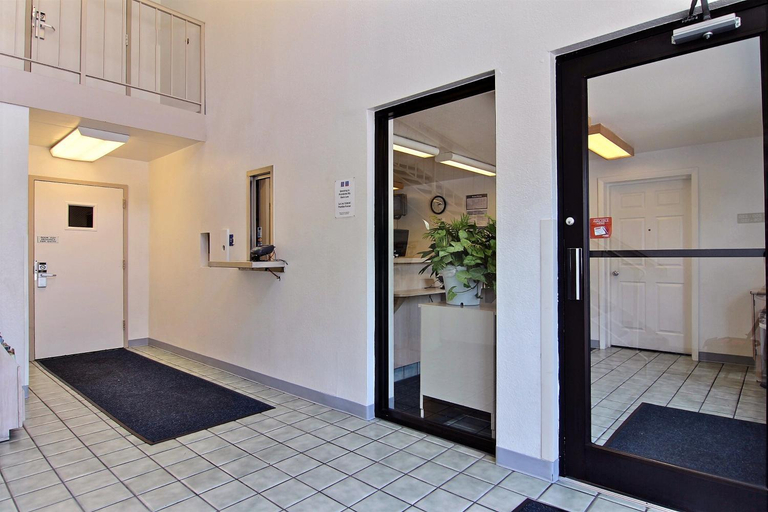 Public Area 2, Motel 6 Merrillville, IN, Lake