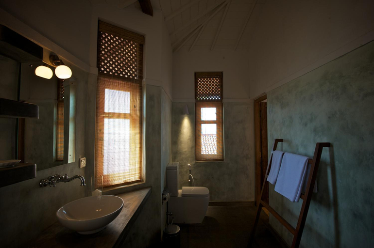 Bathroom 2, Jetwing Kottukal Beach House, Pothuvil