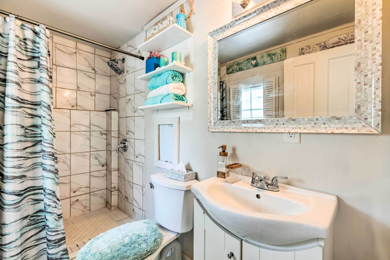 Bathroom, Oceanfront White Stone Cottage w/ Private Beach!, Lancaster