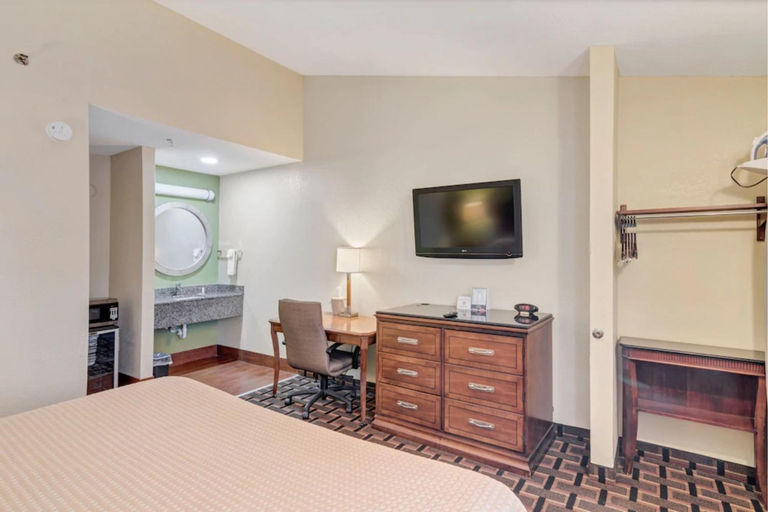 Bedroom 3, Savannah Garden Hotel, Chatham