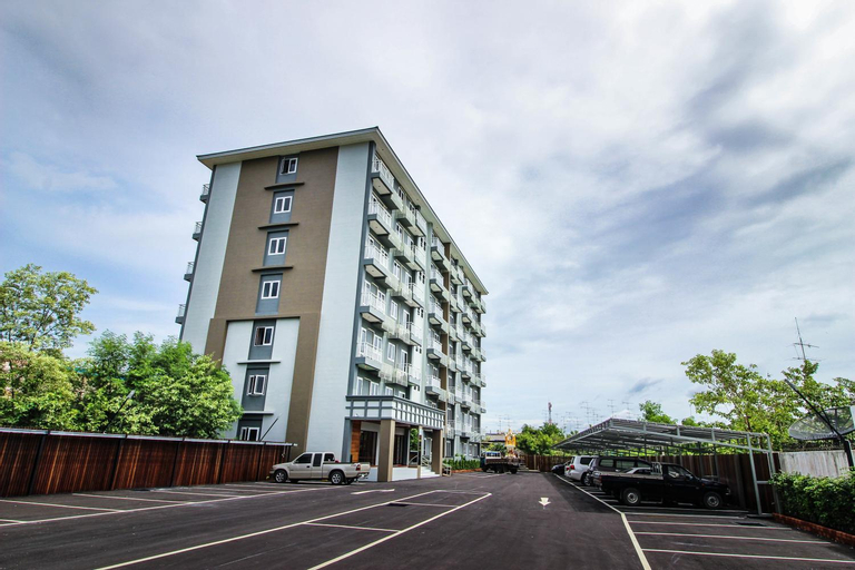 Exterior & Views 13