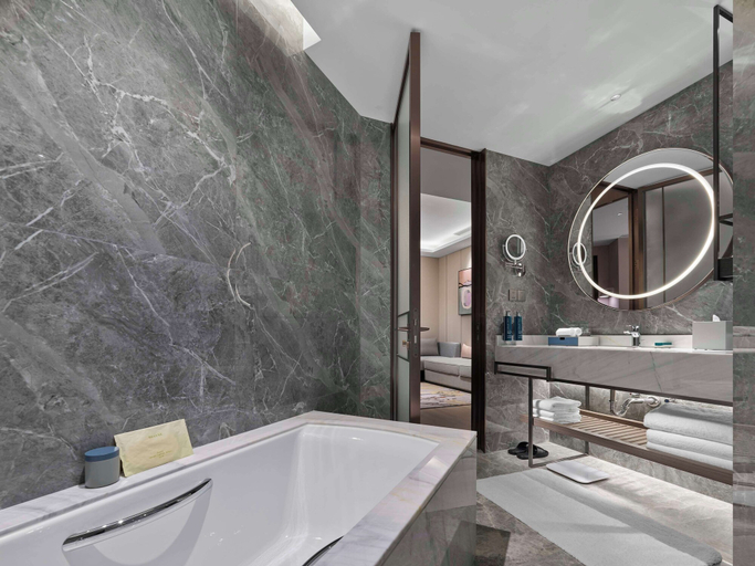 Bathroom 5, Doubletree By Hilton Yantai Golden Coast Hotel & Suites, Yantai