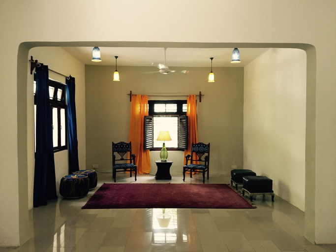 Public Area 3, Retro, Mjini