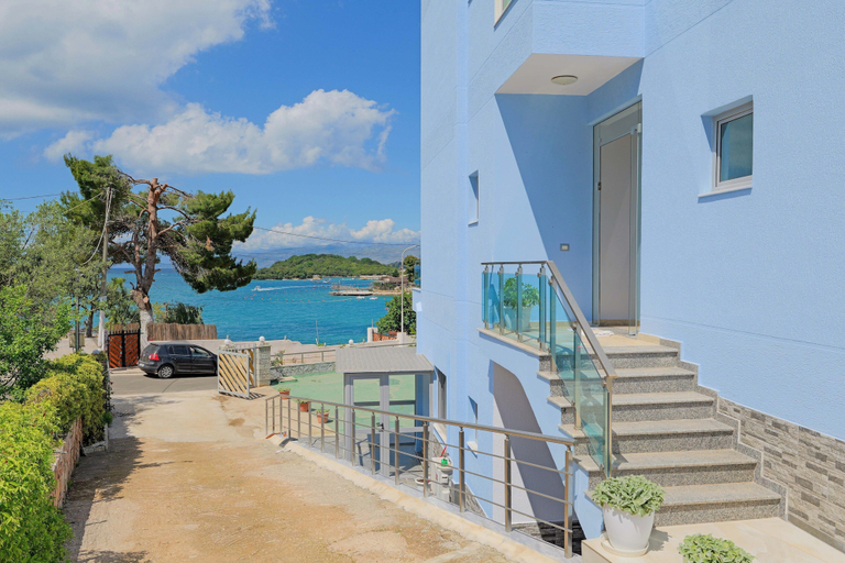 Others 5, Esmerald Hotel, Sarandës