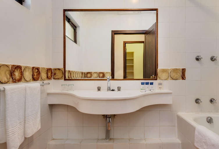 Bathroom 4, Protea Hotel Waterval Boven Malaga, Nkangala