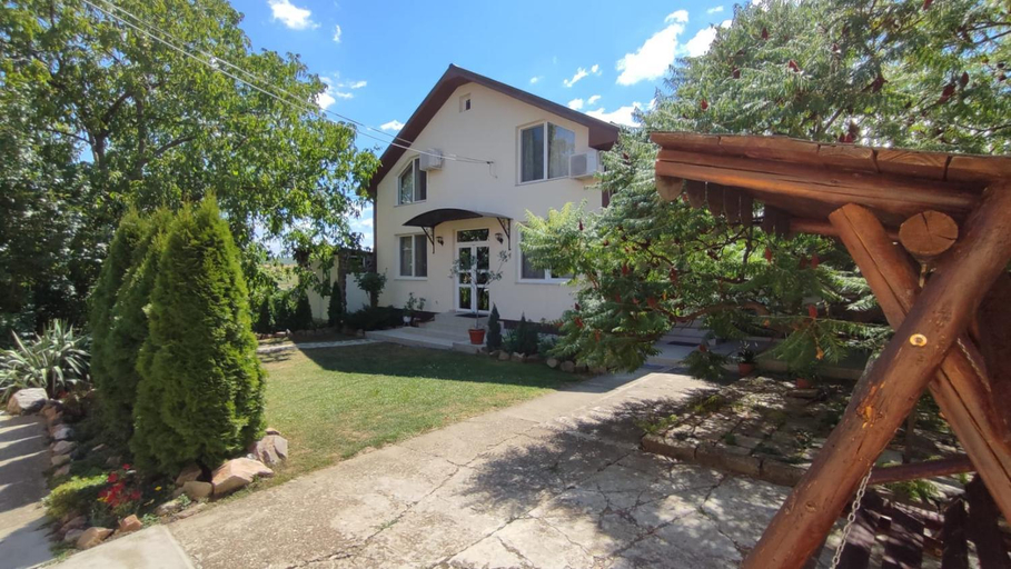 Others 2, Casa Laur, Sanmartin
