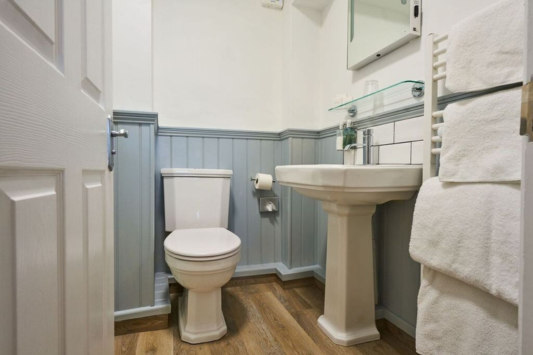 Bathroom 4, The Port William, Cornwall