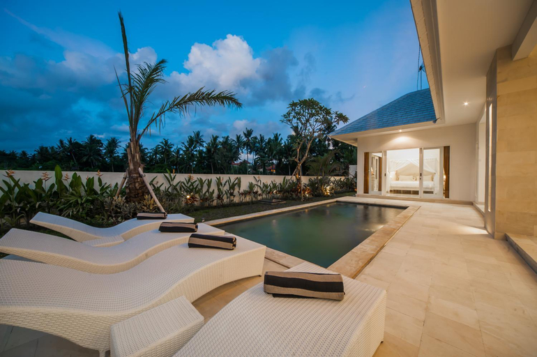 Sport & Beauty 2, Float in the Pool of a Magnificent Villa, Gianyar
