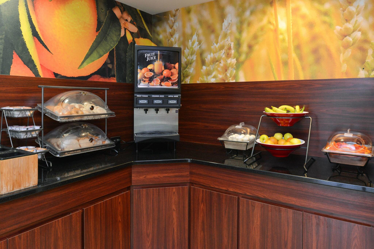 Food & Drinks 4, Fairfield Inn Suites Cleveland Avon, Lorain