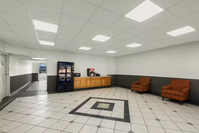 Public Area 3, Rodeway Inn Commerce, Banks