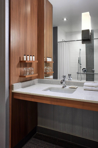 Bathroom 5, Delta Hotels Waterloo, Waterloo