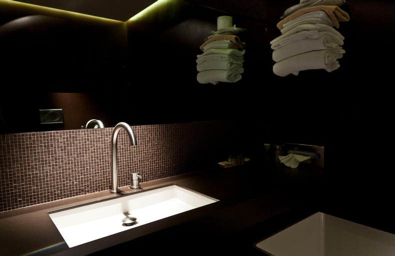 Bathroom 10