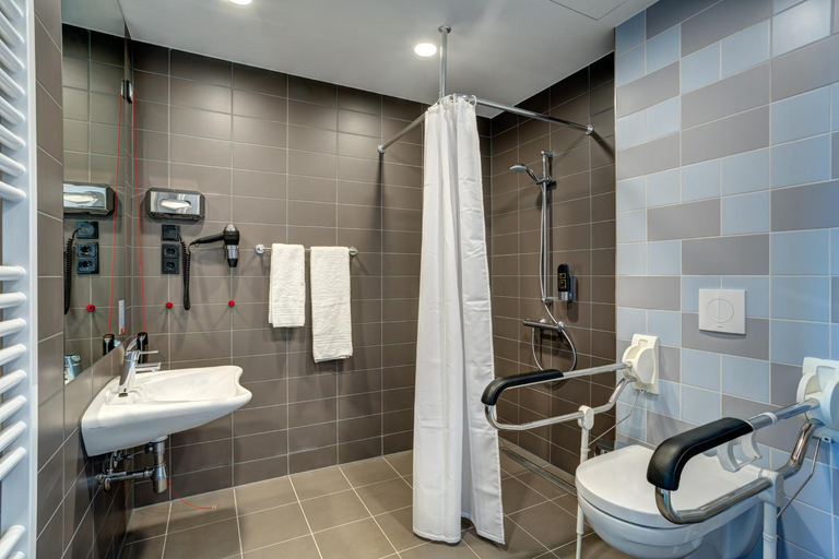 Bathroom 5, Meininger Hotel Amsterdam Amstel, Amsterdam