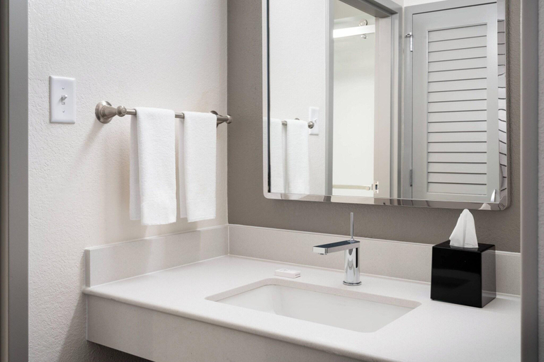 Bathroom 5, Courtyard by Marriott Tampa Westshore/Airport, Hillsborough