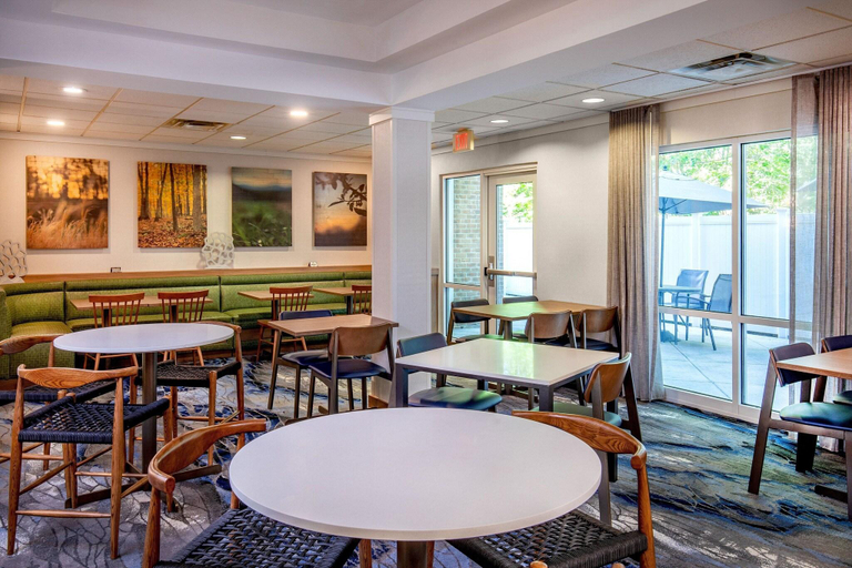 Food & Drinks 5, Fairfield Inn & Suites Brunswick Freeport, Cumberland