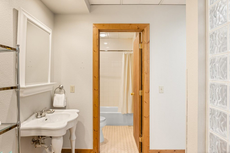 Bathroom 4, Hotel Maxwell Anderson, Garfield