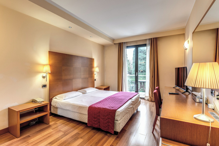 Bedroom 2, Luna Hotel Motel Lago Maggiore Arona, Novara
