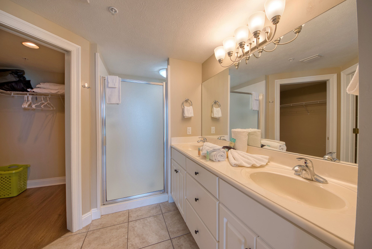 Bathroom 4, Treasure Island 0607, Bay