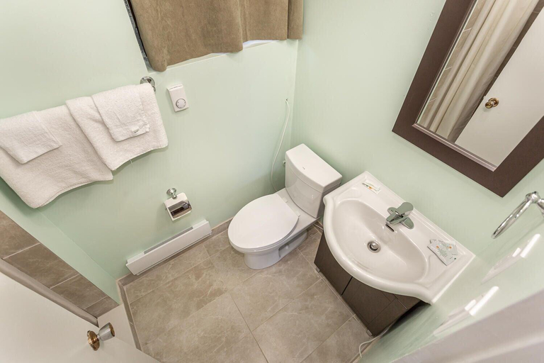 Bathroom 4, Haven Inn, Hamilton