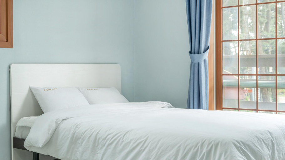Bedroom 3, Taean Mongsanpo and the Sea Pension, Taean