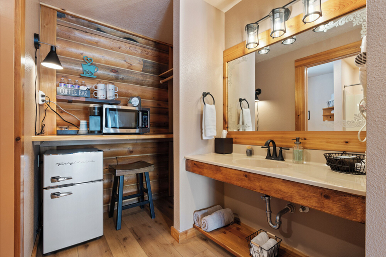 Bathroom 4, Duck Creek Village Inn, Kane