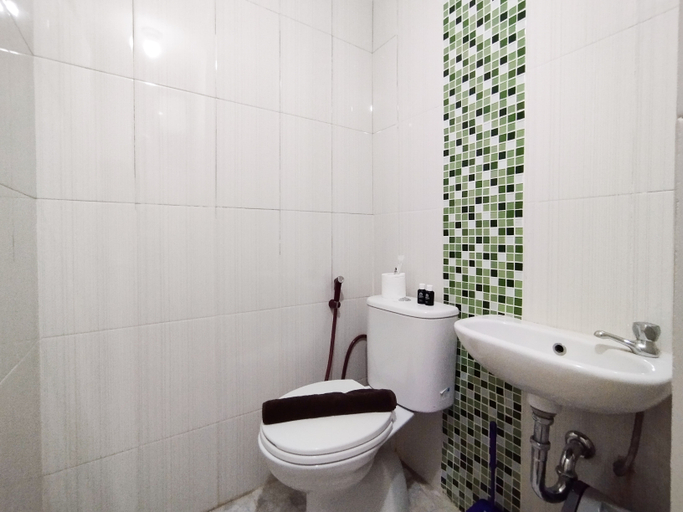 Bathroom 5, Nice and Strategic Studio Room at Tamansari Panoramic By Travelio, Bandung