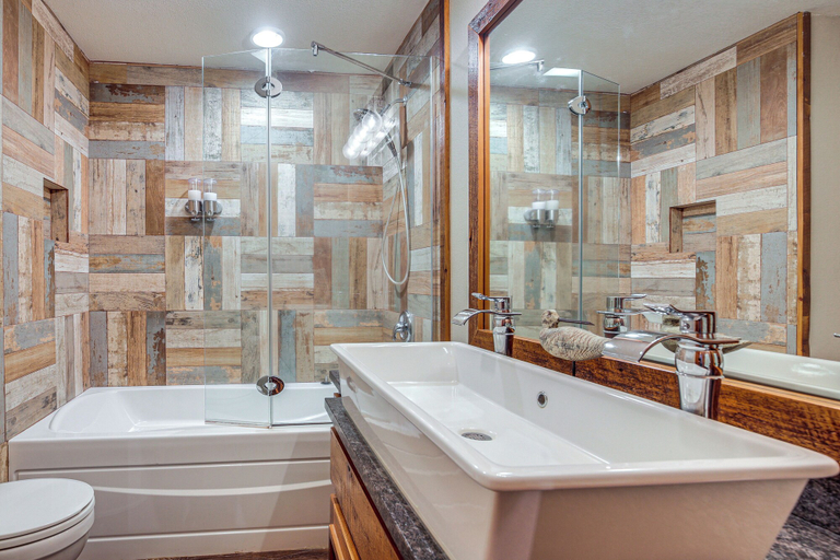Bathroom 4, Waterfront Eagle River Lake Home w/ Boat Dock, Vilas