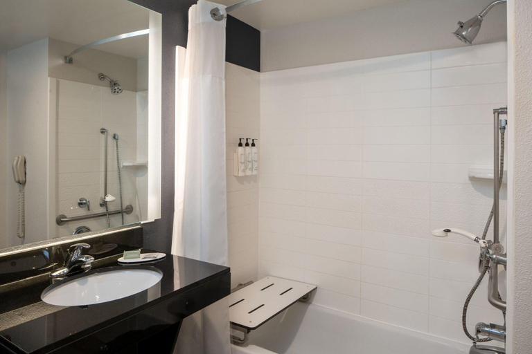 Bathroom 4, Fairfield Inn & Suites Memphis Germantown, Shelby