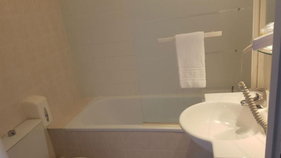 Bathroom 5, Auberge de Bourgogne, Yonne