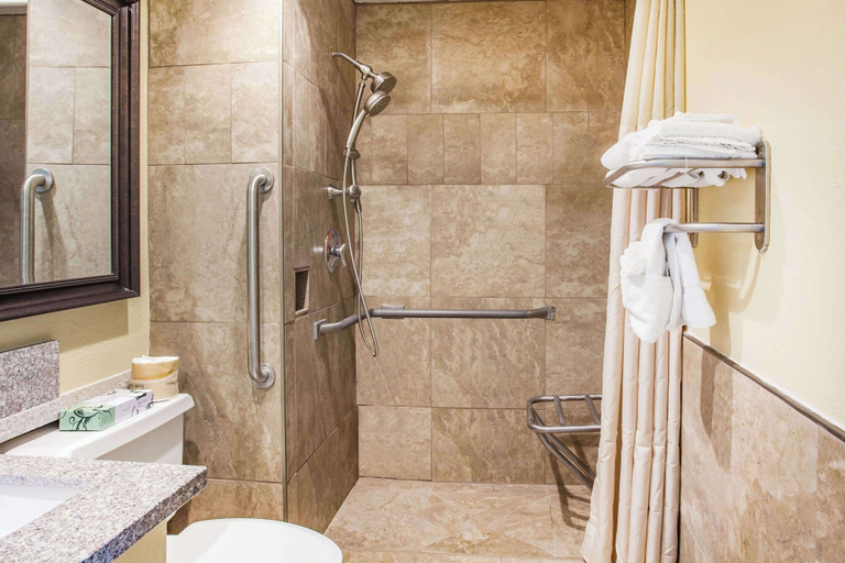 Bathroom 3, Super 8 by Wyndham Redlands/San Bernardino, San Bernardino