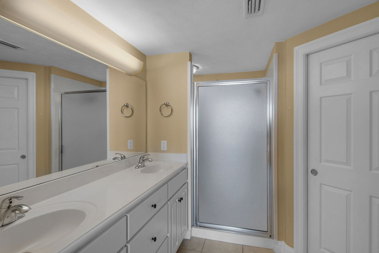 Bathroom 4, Treasure Island 0202, Bay