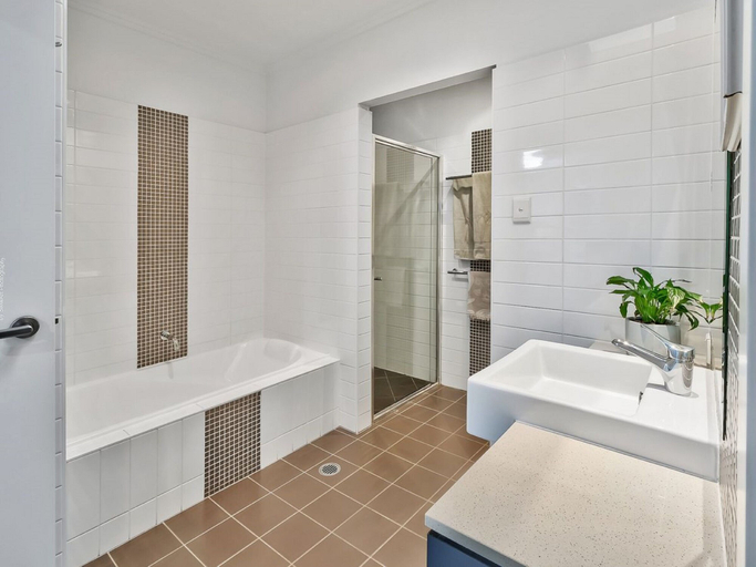 Bathroom 4, Quarterdecks Retreat, Hervey Bay - Pt A