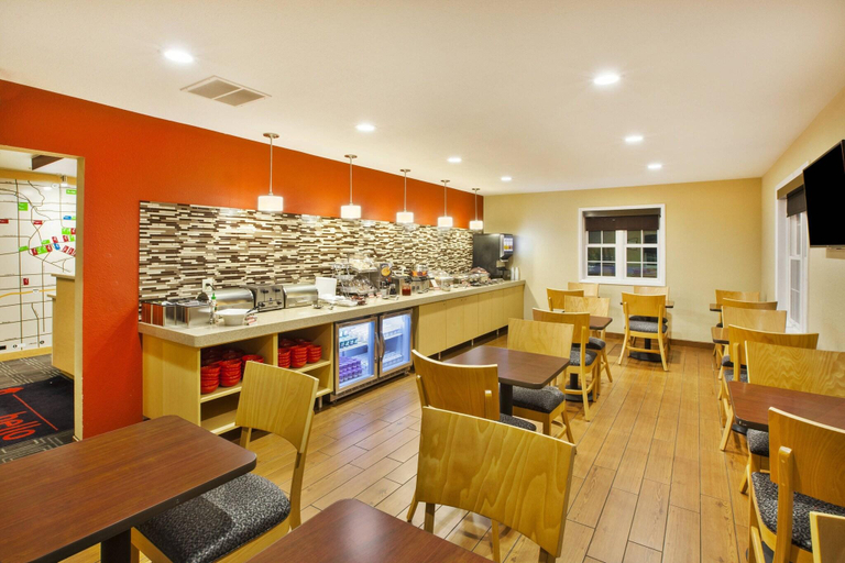 Food & Drinks 5, TownePlace Suites Detroit Dearborn, Wayne