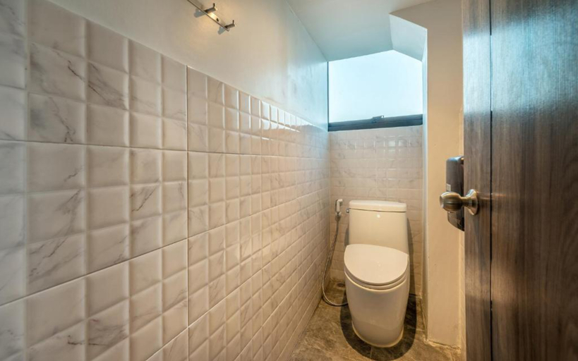 Bathroom 4, Happy Station Bangkok, Bang Rak