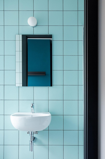 Bathroom 5, CX Turin Marconi, Torino