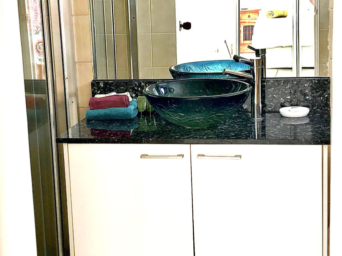 Bathroom 4, Cairns Aquarius, Cairns