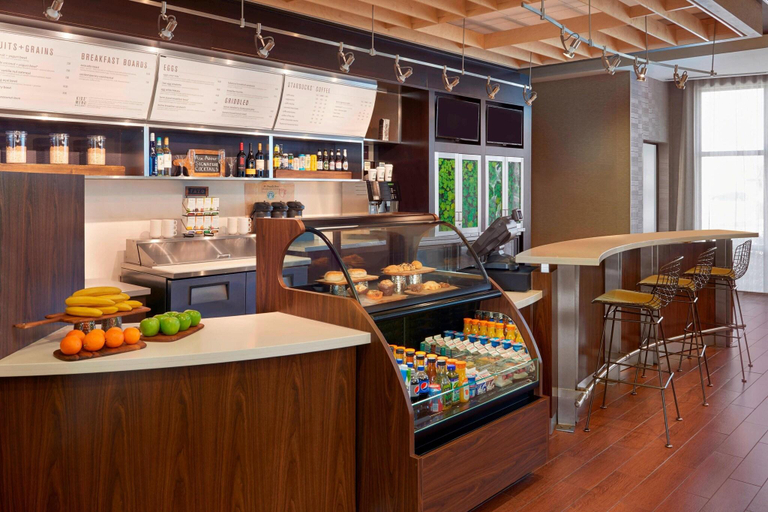 Food & Drinks 5, Courtyard Kingston Highway 401/Division Street, Frontenac